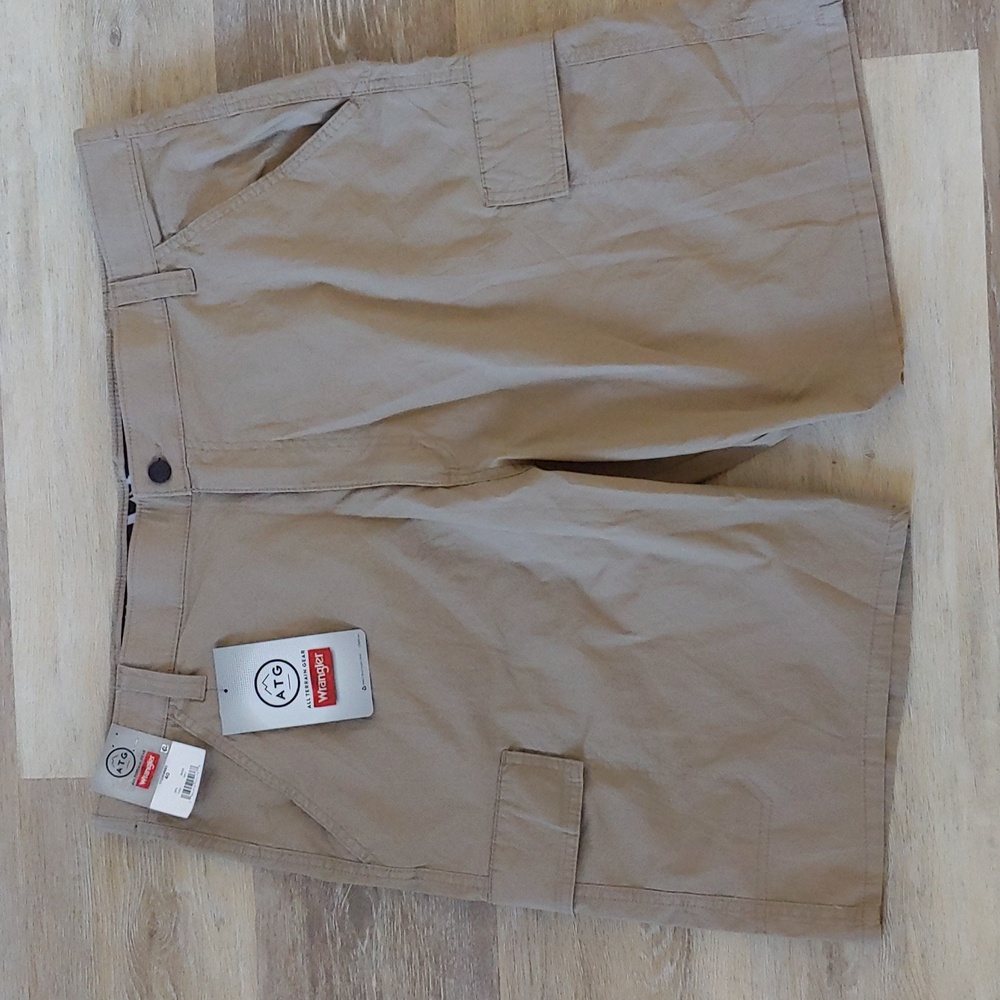 NWT Wrangler ATG All Terrain Gear Cargo Shorts Tan Size 42